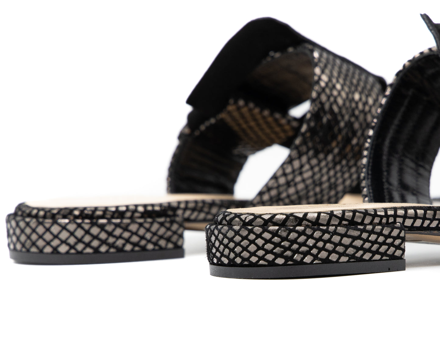 Mules: Fascino Nero e Argento Effetto Rettile