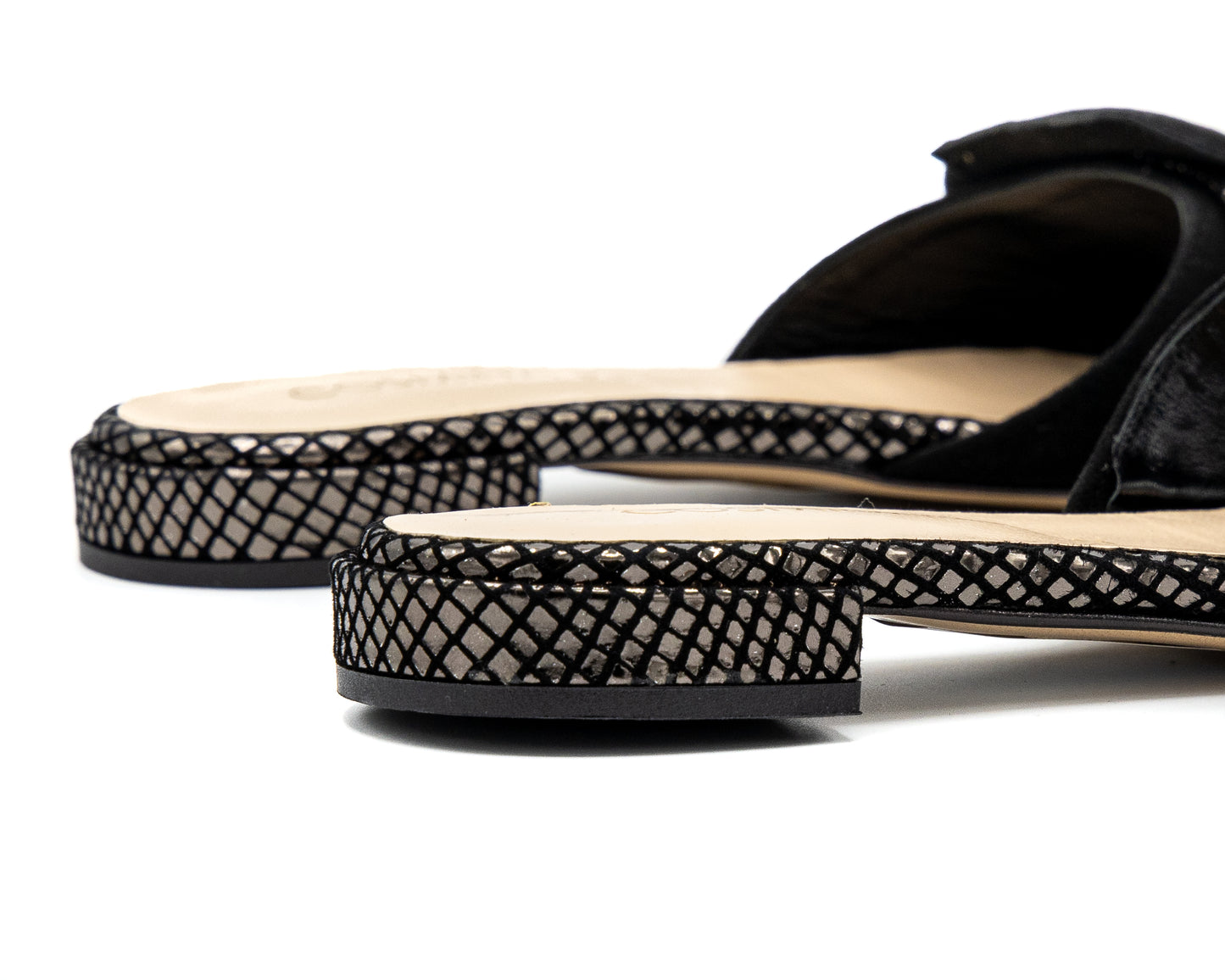 Mules: Fascino Nero e Argento Effetto Rettile