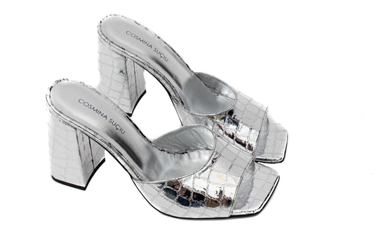 Mules Aura Cosmina Suçiu in pelle effetto cocco mirror argento con punta squadrata e tacco quadrato 9 cm.