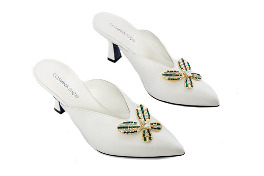 Mules Fly Jewel Cosmina Suçiu in pelle bianca con accessorio floreale gioiello e tacco basso 5 cm, ideale per sposa.