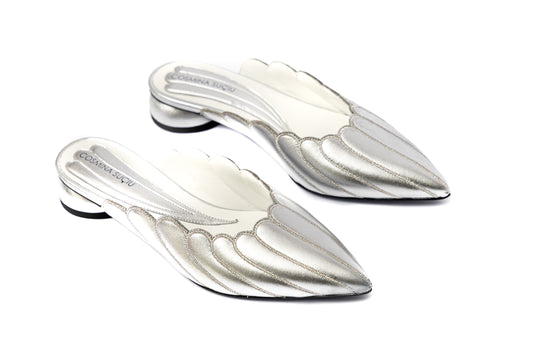 Mules Vanessa Cosmina Suçiu in pelle argento metallizzato con lavorazione a balze, profilo smerlato bianco e tacco basso 2 cm.