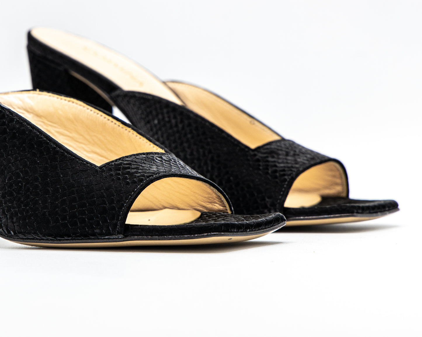 Mules Peep-Toe: Pitone Nero Chic