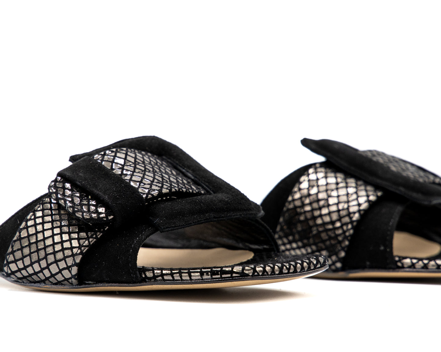 Mules: Fascino Nero e Argento Effetto Rettile