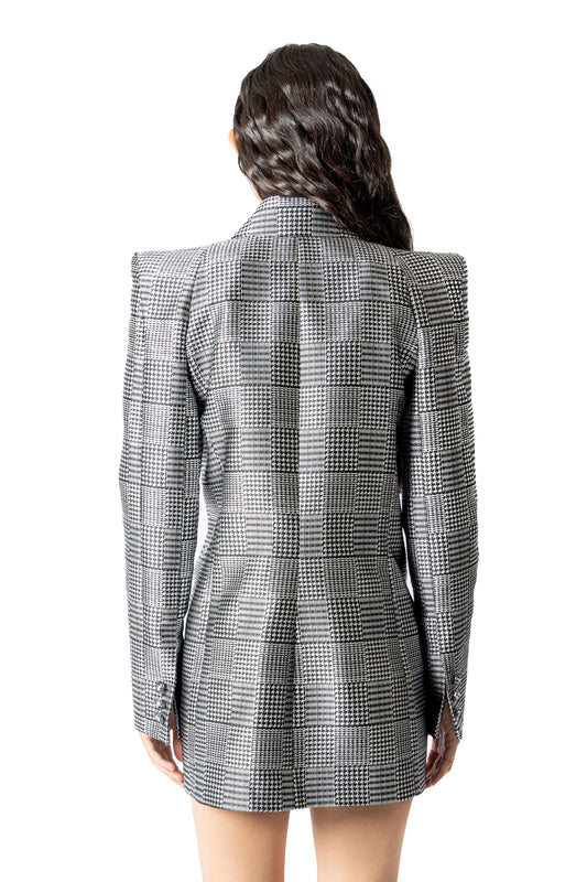 Abito blazer Cosmina Suçiu Pied de Poule Glamour doppiopetto da donna in tessuto metallizzato bianco e nero.