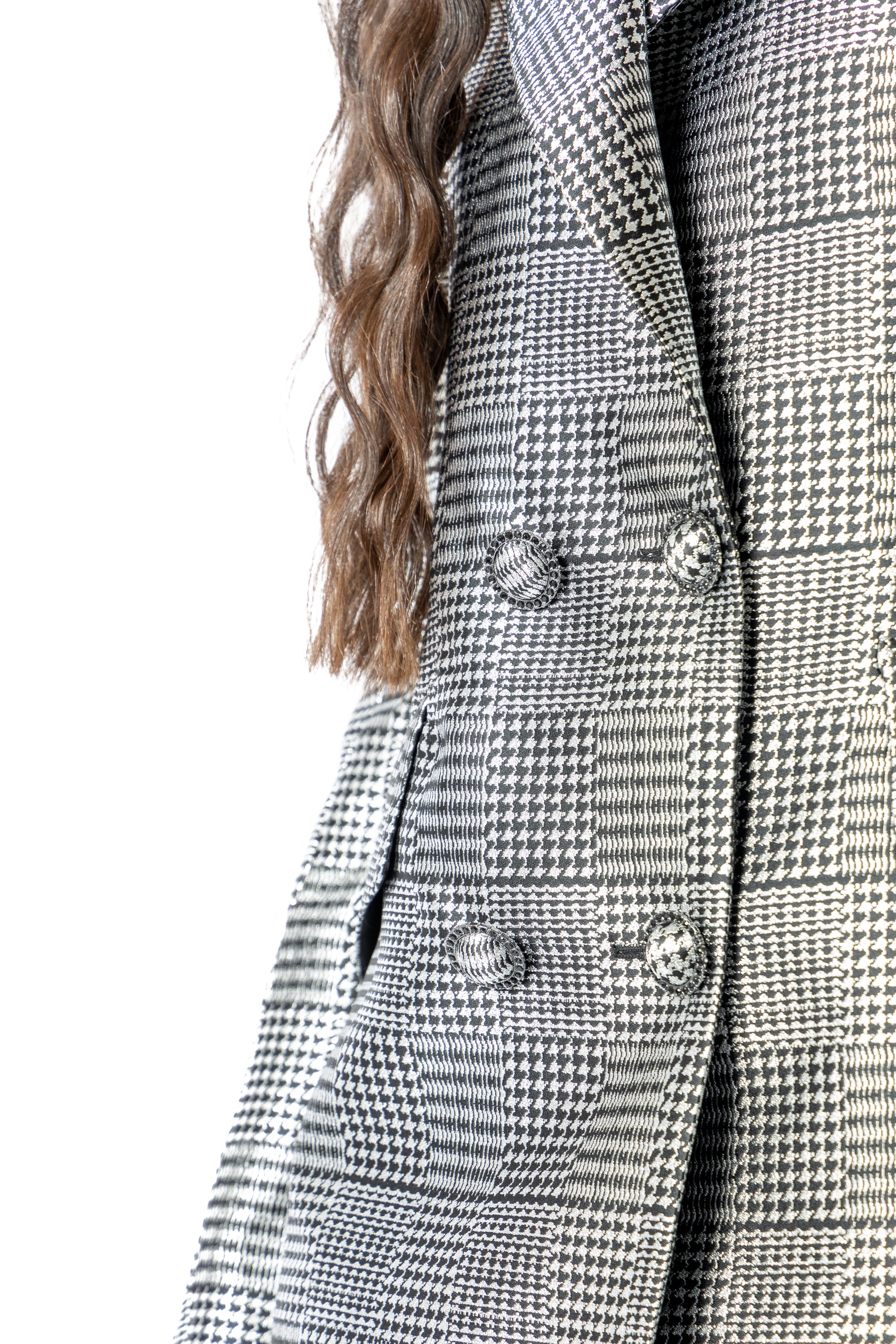 Abito blazer Cosmina Suçiu Pied de Poule Glamour doppiopetto da donna in tessuto metallizzato bianco e nero.