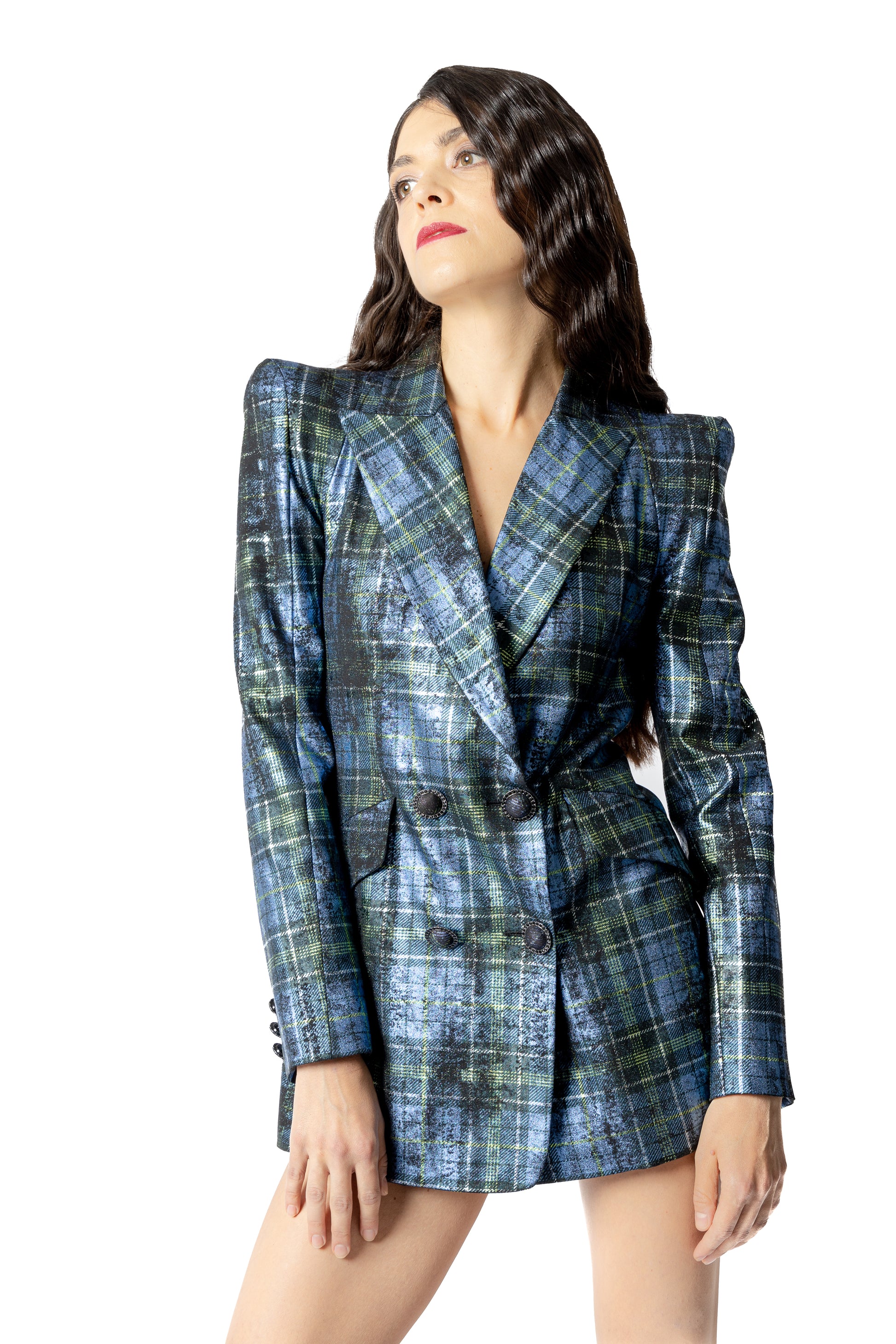 Abito blazer Cosmina Suçiu Tartan Elettrico doppiopetto da donna in tessuto metallizzato blu e verde.