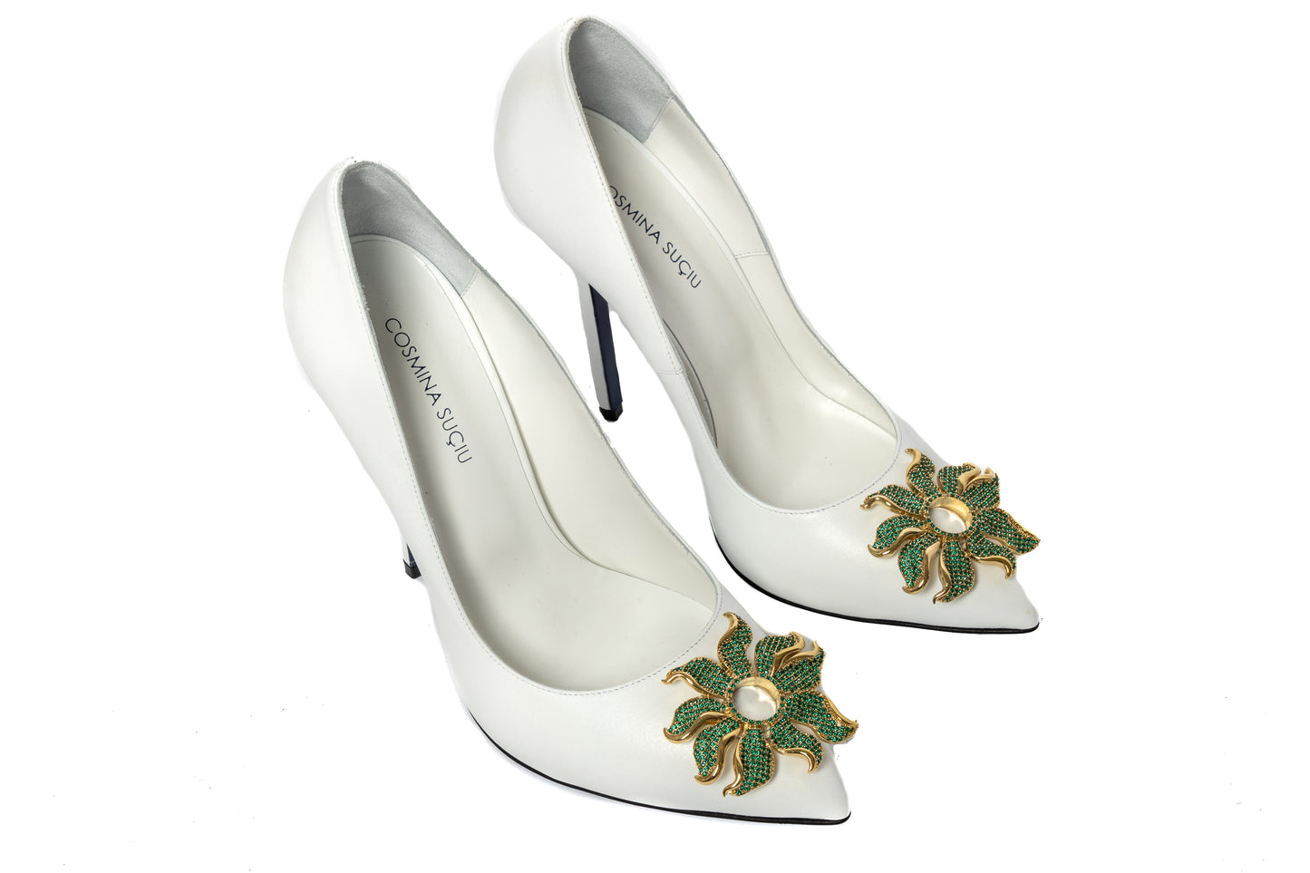 Décolleté Cassis Jewel Cosmina Suçiu da sposa in pelle bianca con accessorio gioiello a fiore e tacco 12 cm.