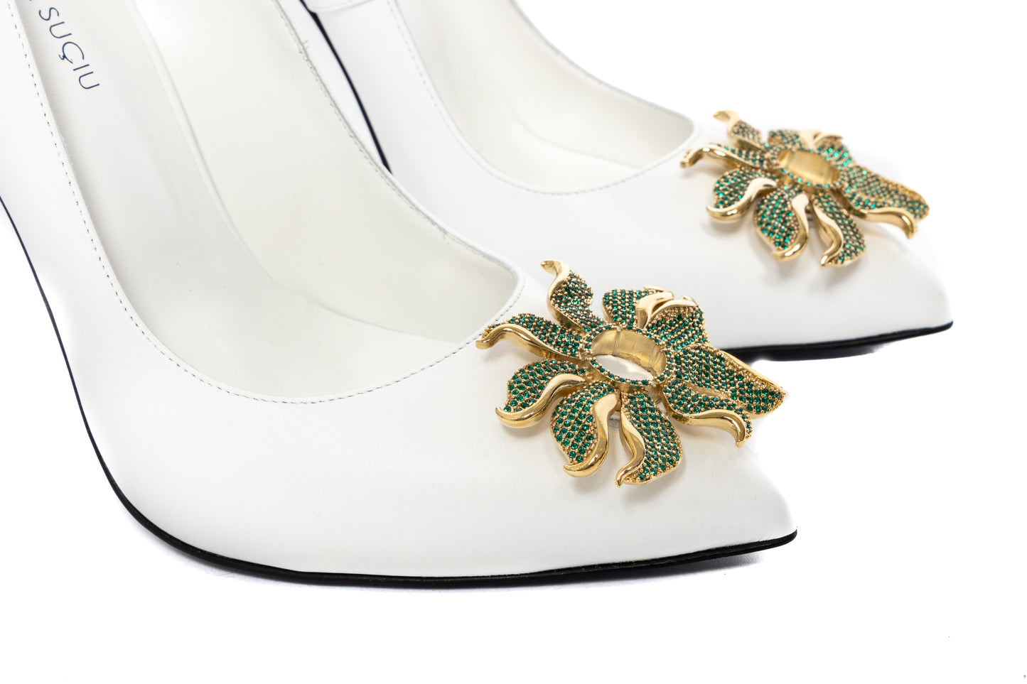 Décolleté Cassis Jewel Cosmina Suçiu da sposa in pelle bianca con accessorio gioiello a fiore e tacco 12 cm.