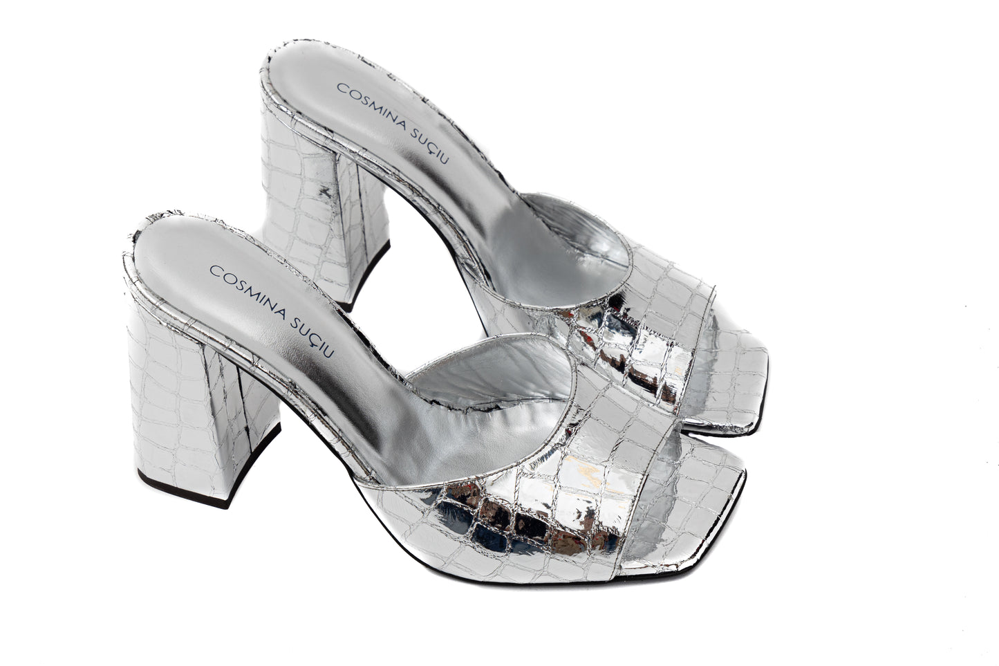 Mules Aura Cosmina Suçiu in pelle effetto cocco mirror argento con punta squadrata e tacco quadrato 9 cm.