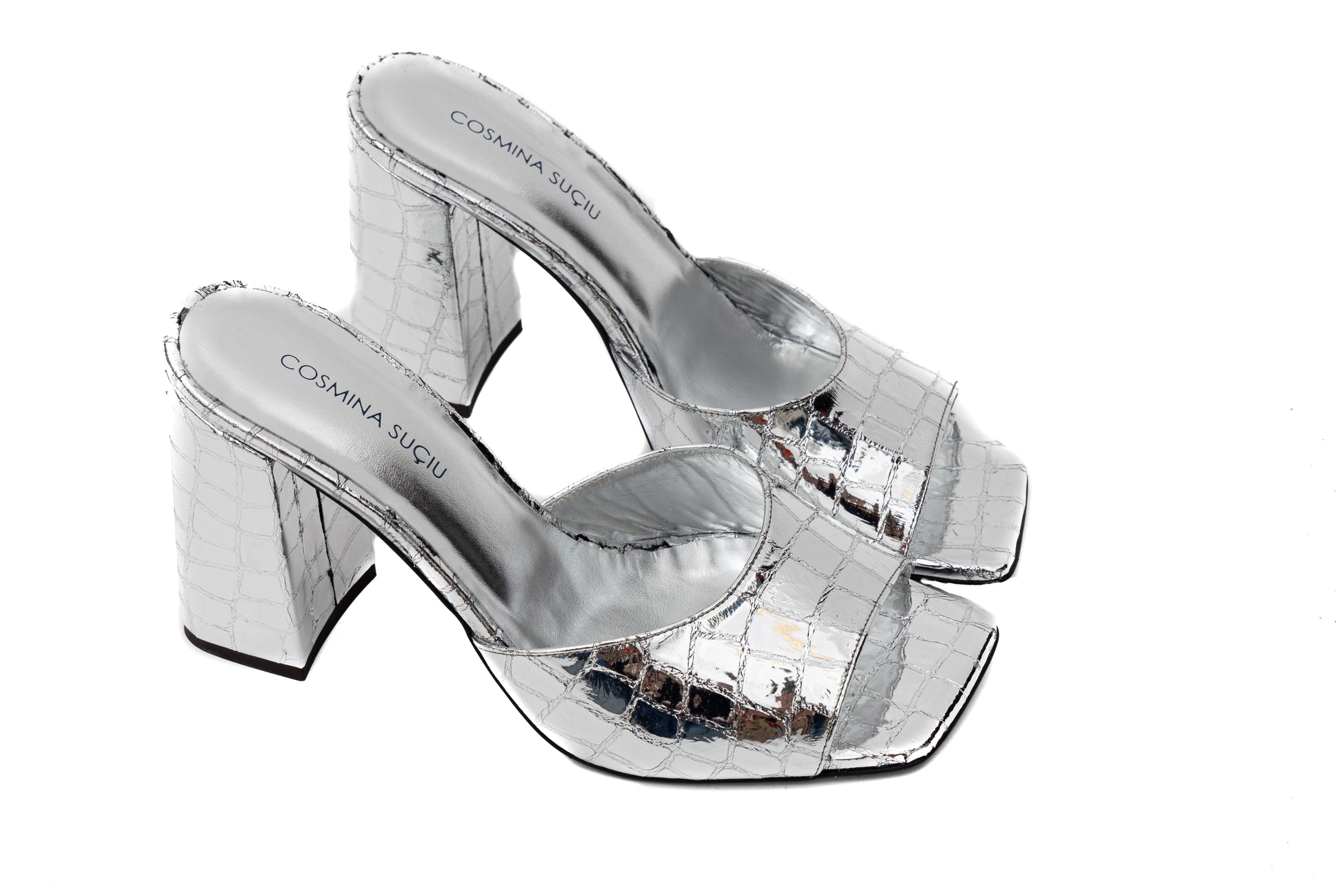 Mules Aura Cosmina Suçiu in pelle effetto cocco mirror argento con punta squadrata e tacco quadrato 9 cm.