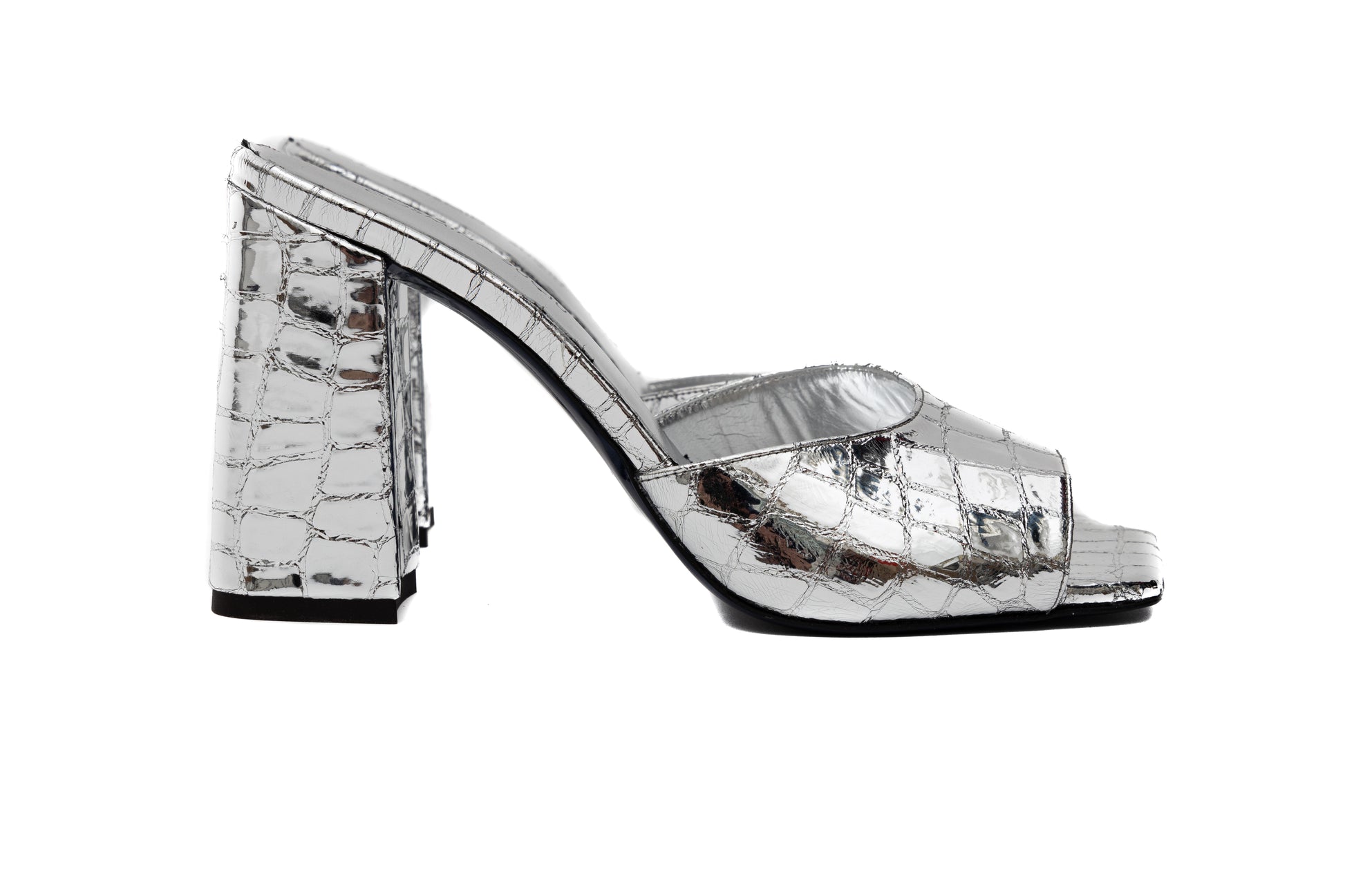 Mules Aura Cosmina Suçiu in pelle effetto cocco mirror argento con punta squadrata e tacco quadrato 9 cm.