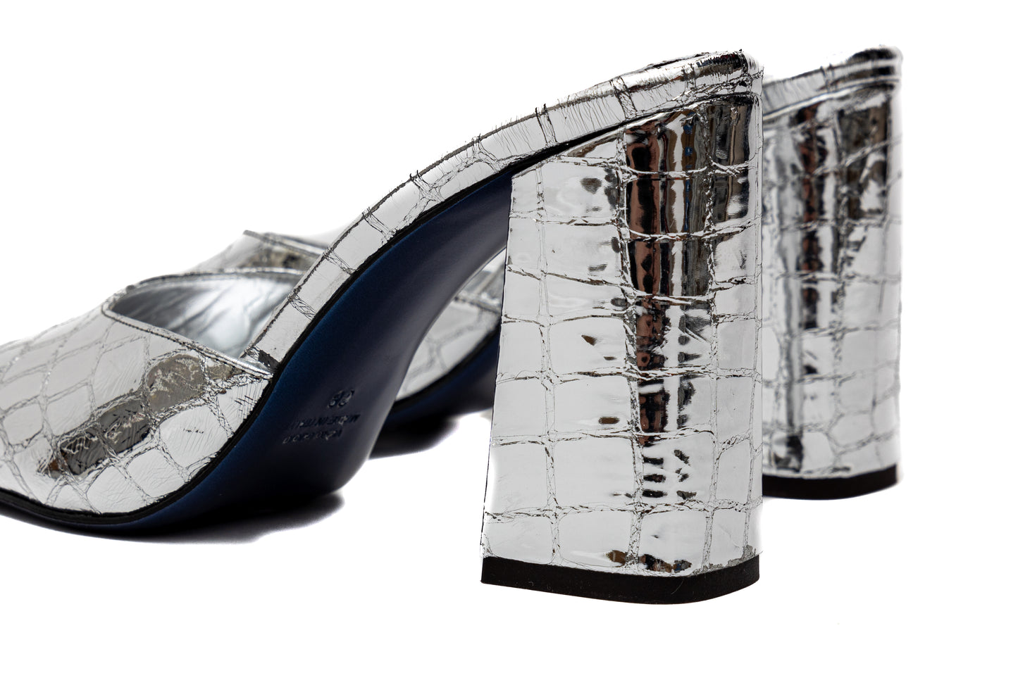 Mules Aura Cosmina Suçiu in pelle effetto cocco mirror argento con punta squadrata e tacco quadrato 9 cm.