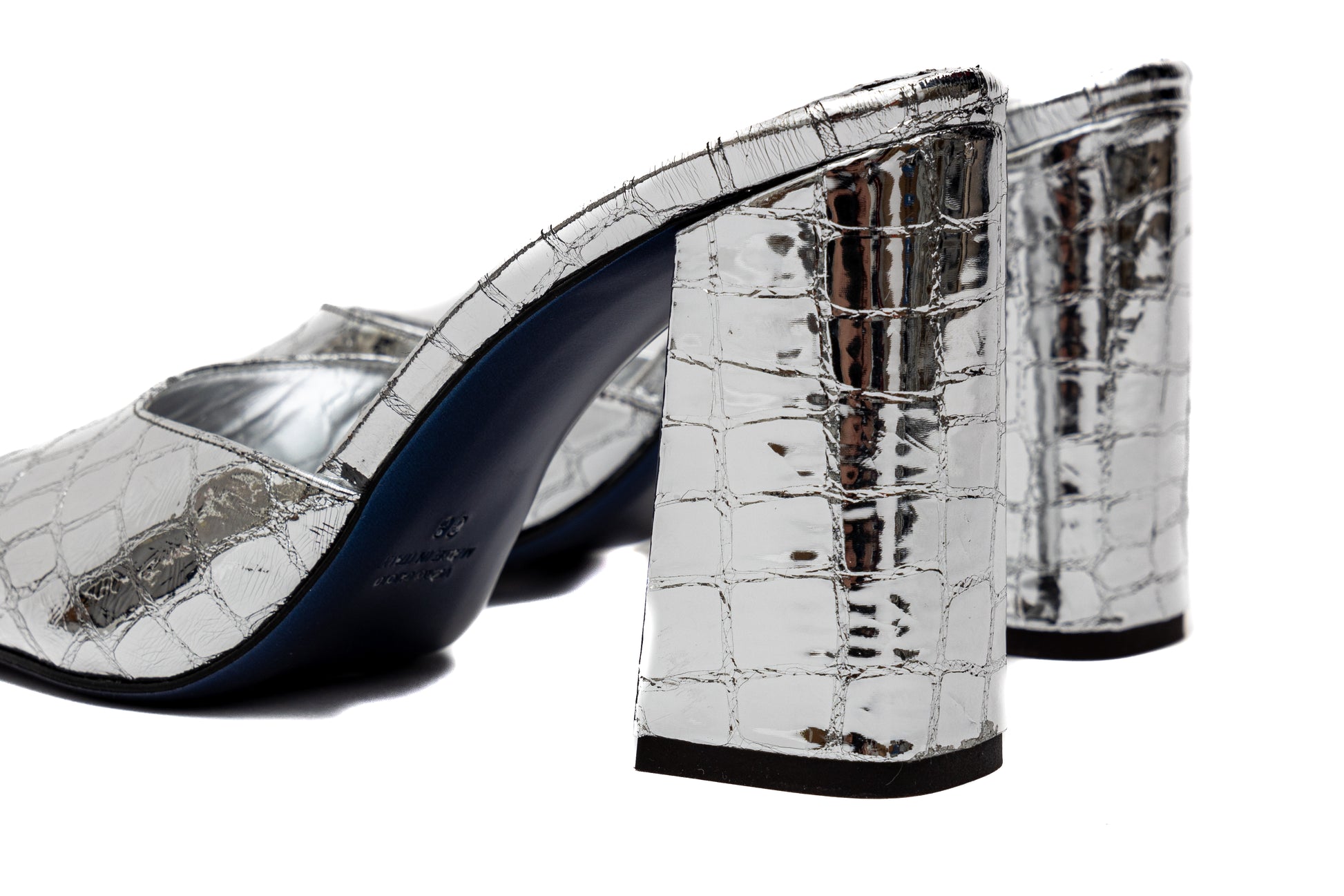 Mules Aura Cosmina Suçiu in pelle effetto cocco mirror argento con punta squadrata e tacco quadrato 9 cm.