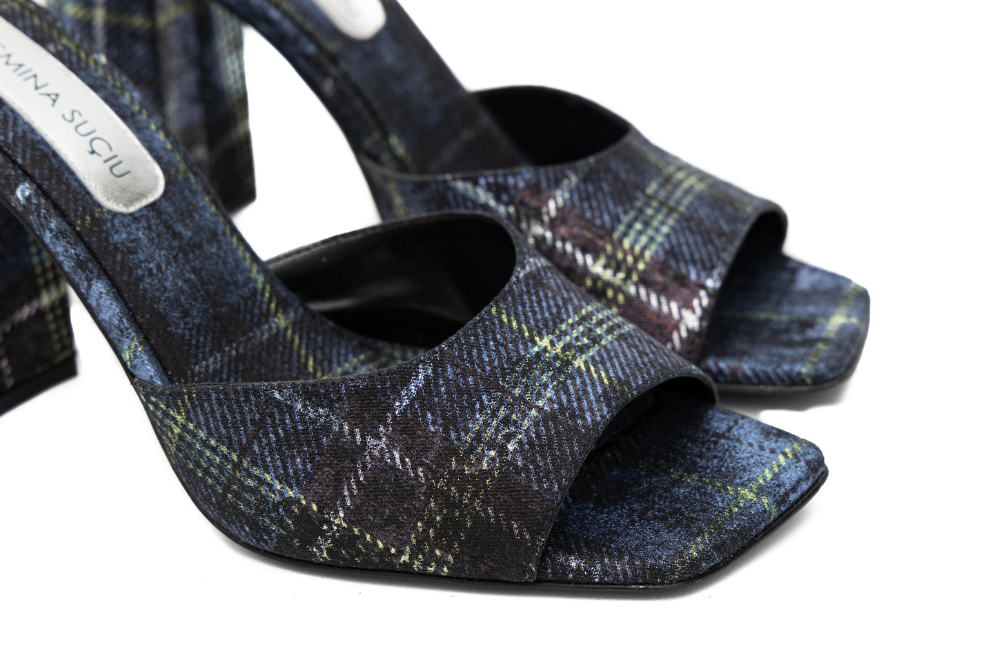 Mules Aura blu in tessuto tartan laminato con punta squadrata e tacco 9 cm.