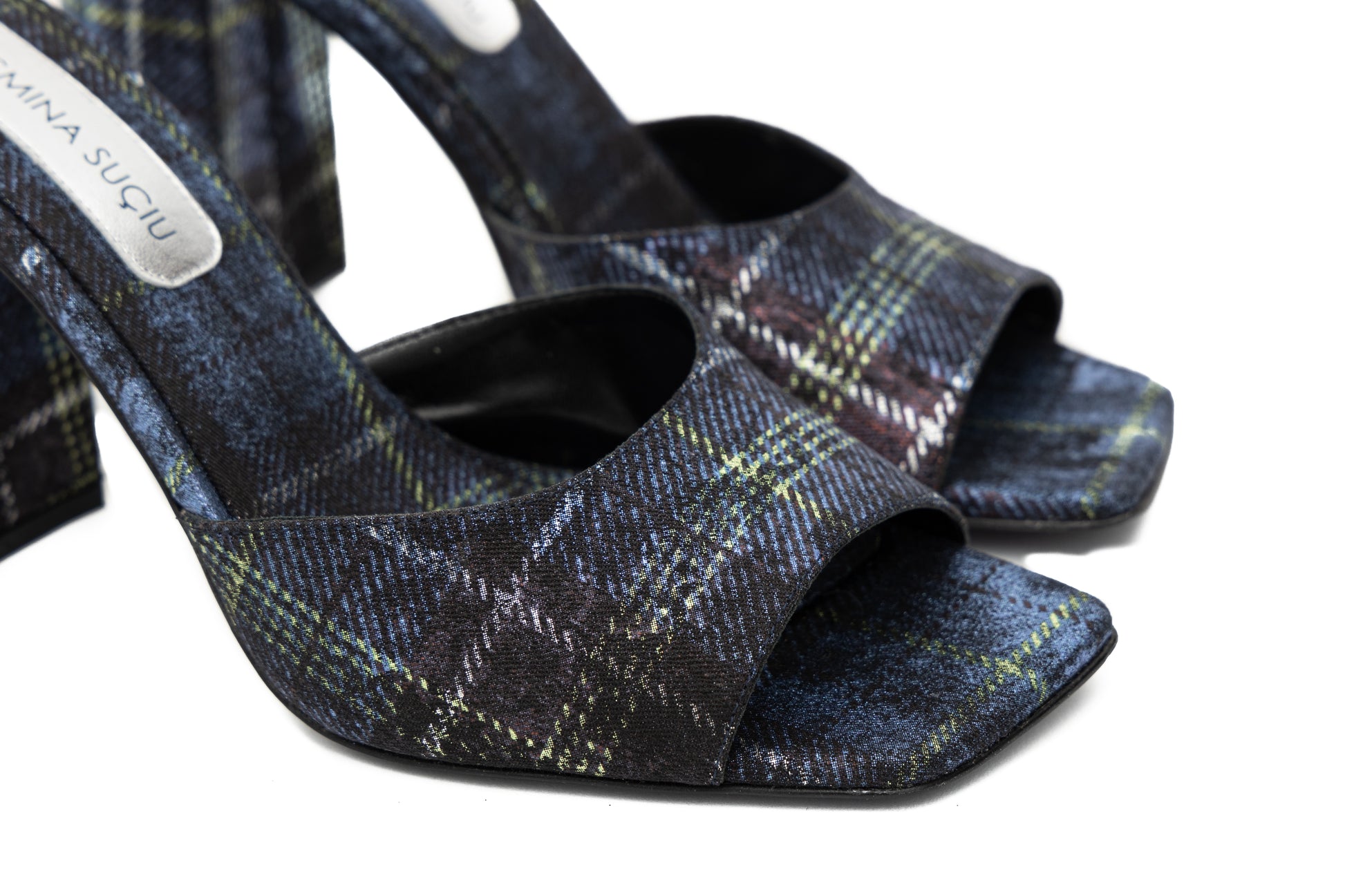 Mules Aura blu in tessuto tartan laminato con punta squadrata e tacco 9 cm.