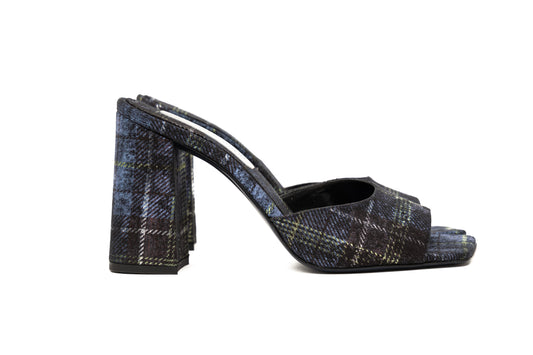 Mules Aura blu in tessuto tartan laminato con punta squadrata e tacco 9 cm.