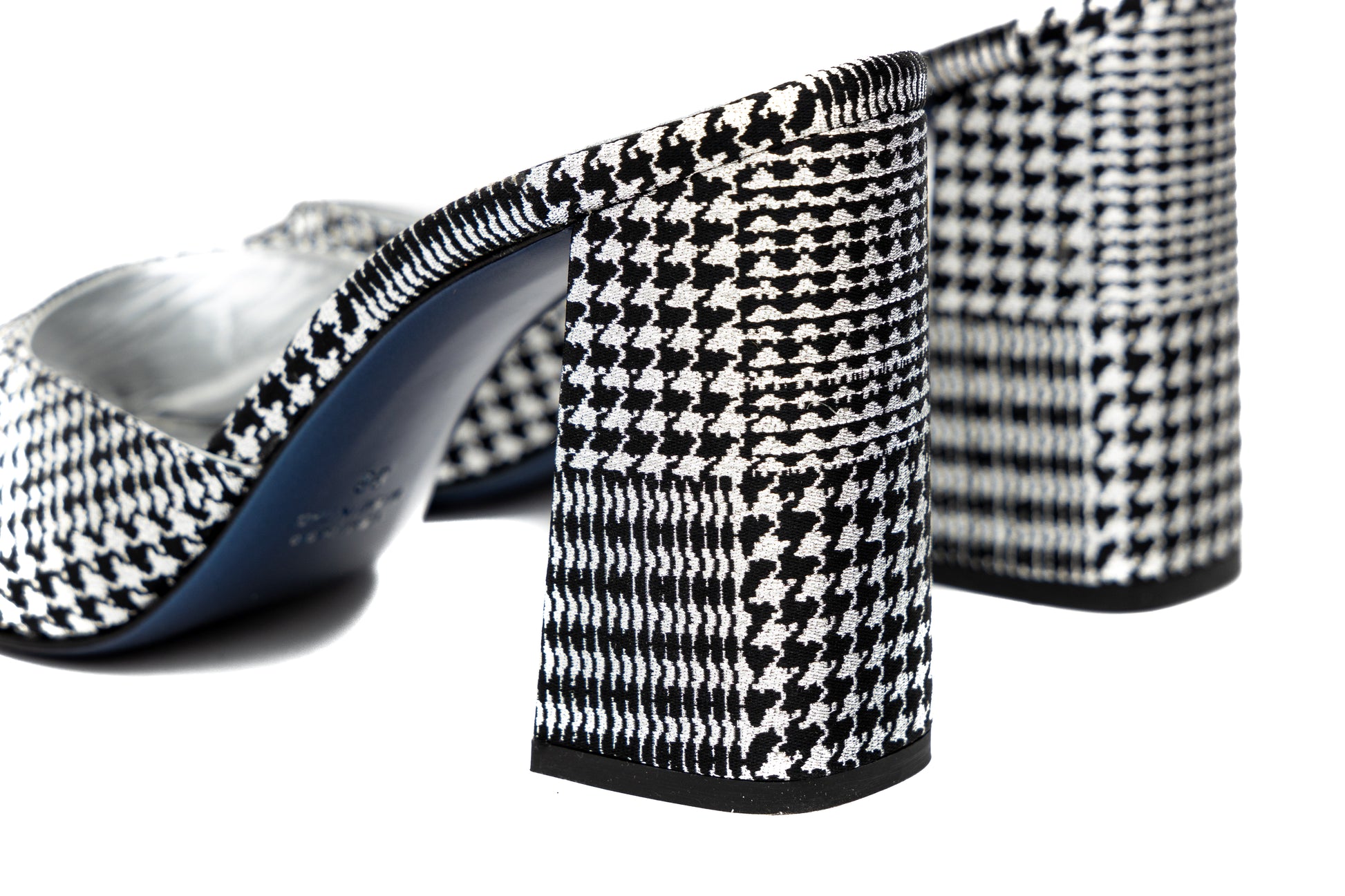 Mules Aura Cosmina Suçiu in tessuto pied de poule laminato argento/nero con tacco quadrato 9 cm.