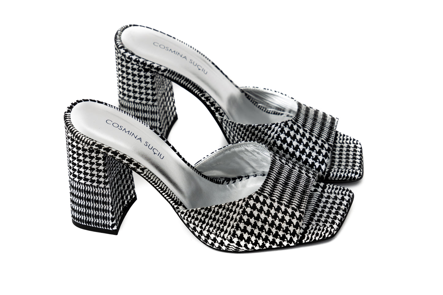 Mules Aura Cosmina Suçiu in tessuto pied de poule laminato argento/nero con tacco quadrato 9 cm.