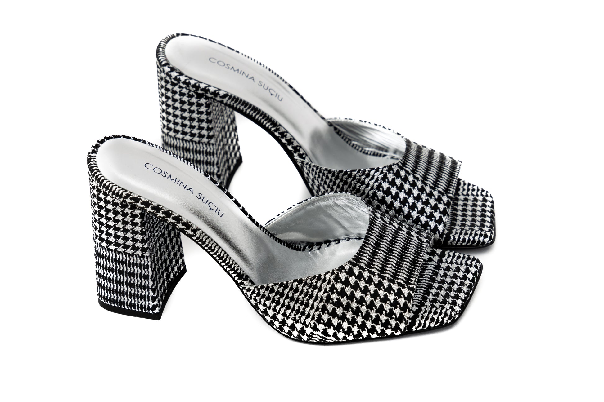 Mules Aura Cosmina Suçiu in tessuto pied de poule laminato argento/nero con tacco quadrato 9 cm.