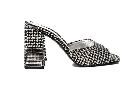 Mules Aura Cosmina Suçiu in tessuto pied de poule laminato argento/nero con tacco quadrato 9 cm.