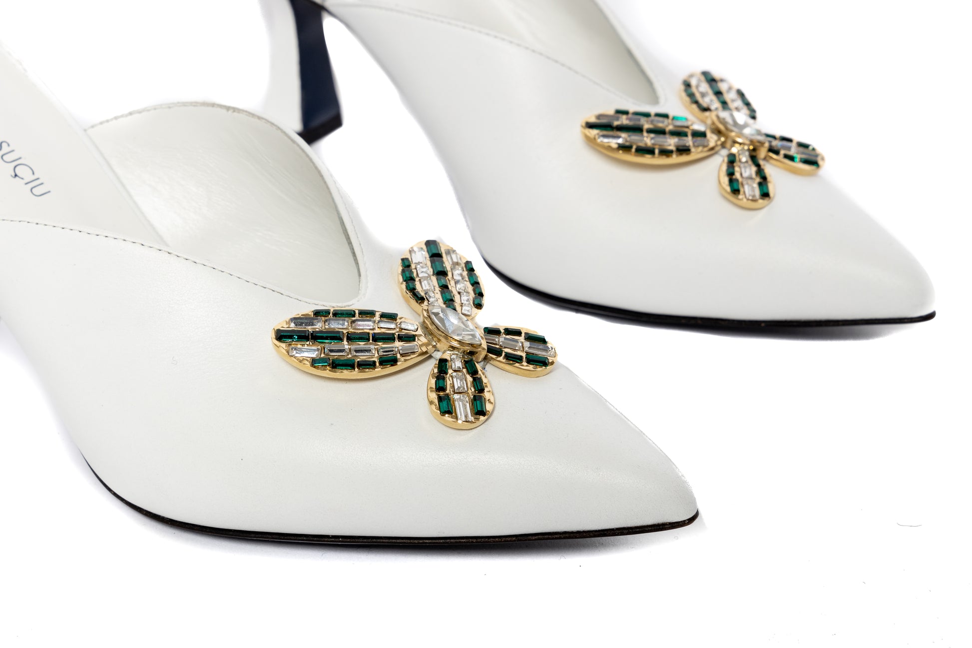 Mules Fly Jewel Cosmina Suçiu in pelle bianca con accessorio floreale gioiello e tacco basso 5 cm, ideale per sposa.