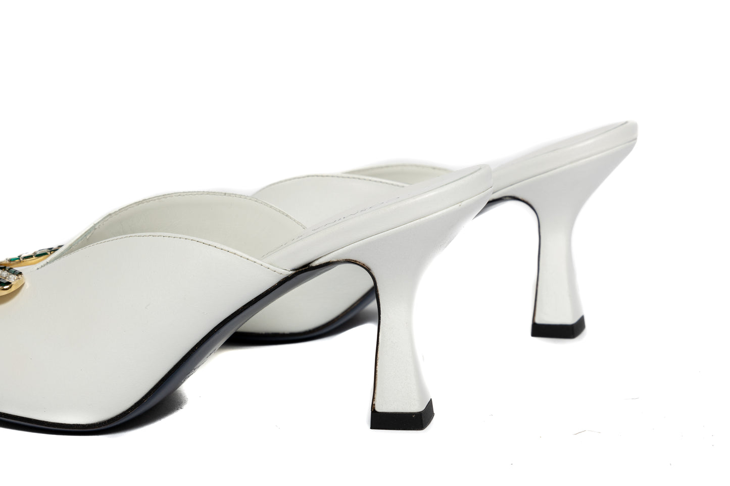 Mules Fly Jewel Cosmina Suçiu in pelle bianca con accessorio floreale gioiello e tacco basso 5 cm, ideale per sposa.