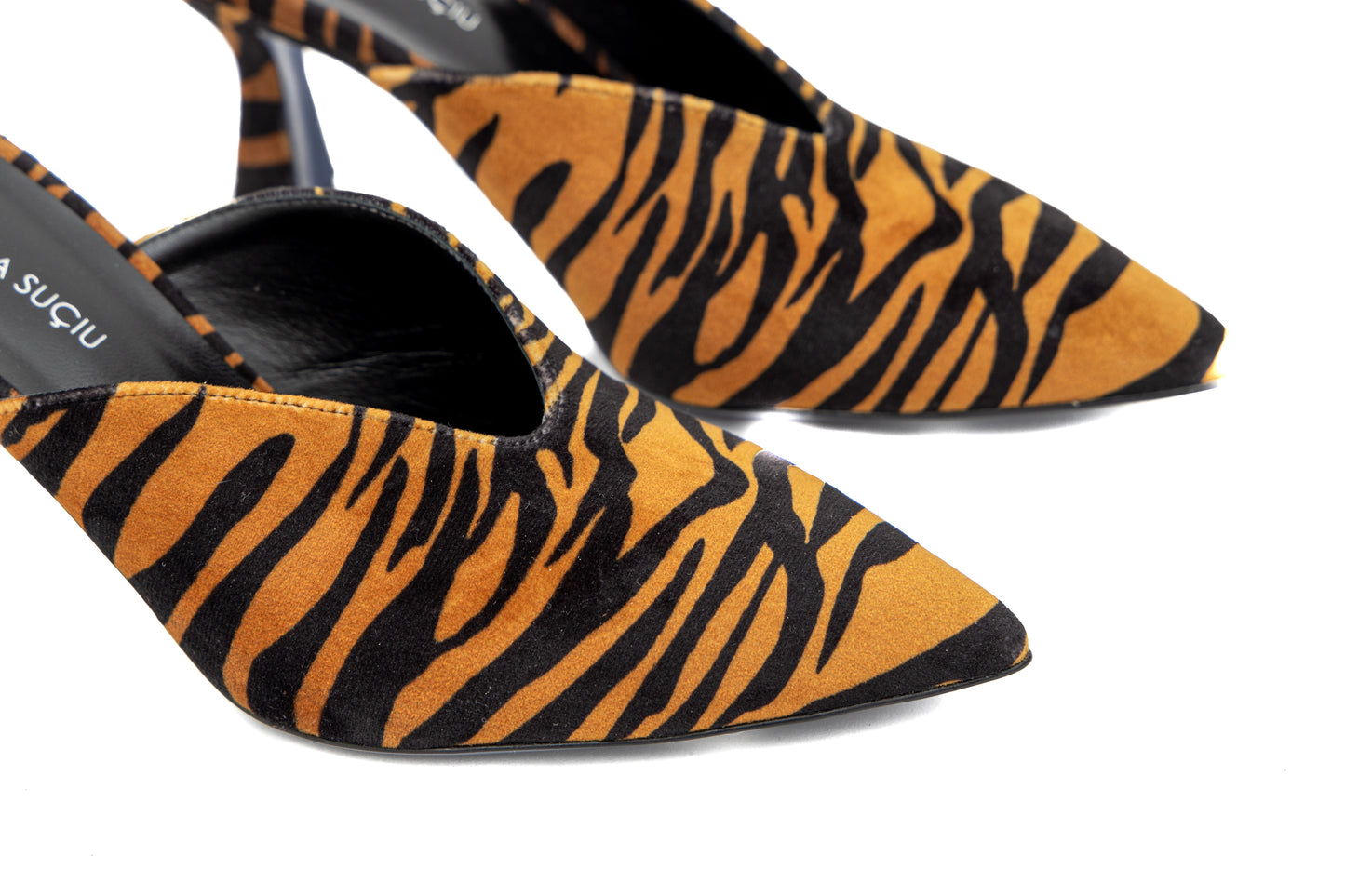 Mules Fly Cosmina Suçiu velluto tigrato nero e giallo con punta affusolata e tacco 5 cm.

