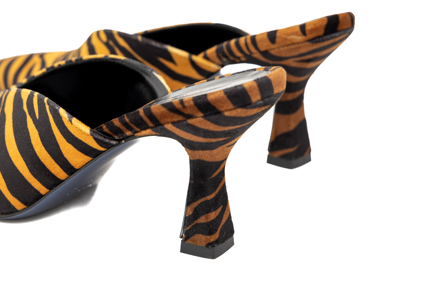 Mules Fly Cosmina Suçiu velluto tigrato nero e giallo con punta affusolata e tacco 5 cm.

