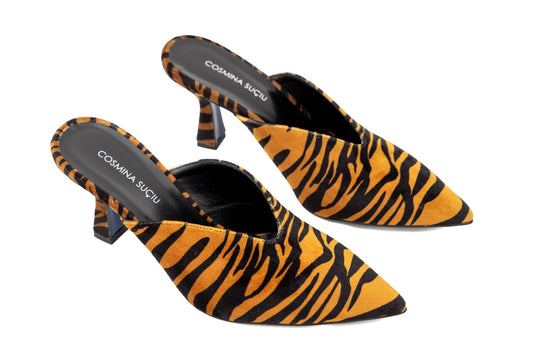 Mules Fly Cosmina Suçiu velluto tigrato nero e giallo con punta affusolata e tacco 5 cm.