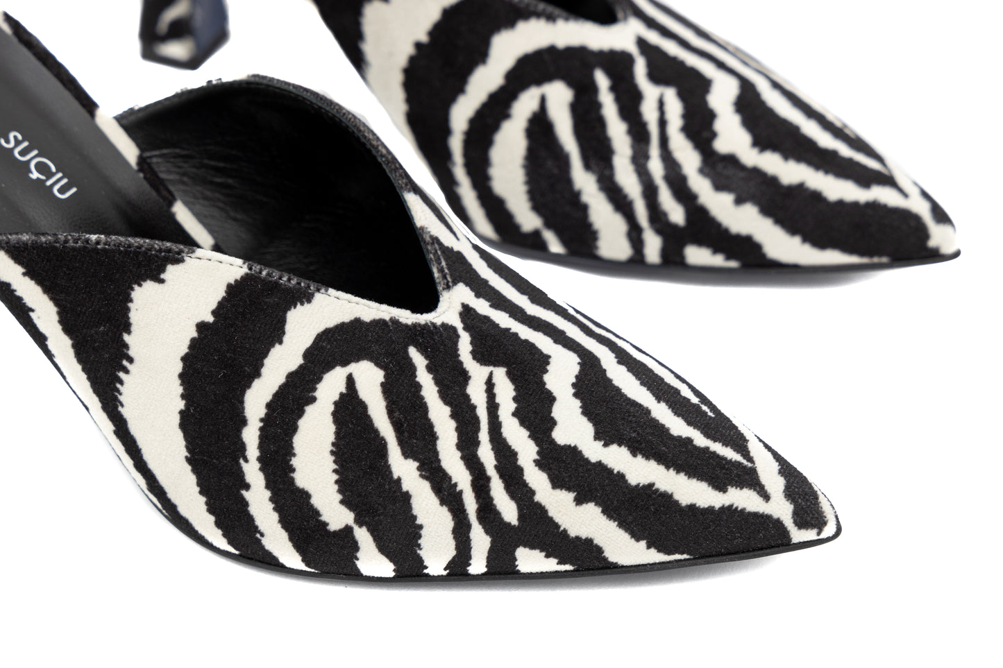 Mules Fly Cosmina Suçiu zebrate in velluto bianco e nero con punta affusolata e tacco basso 5 cm.