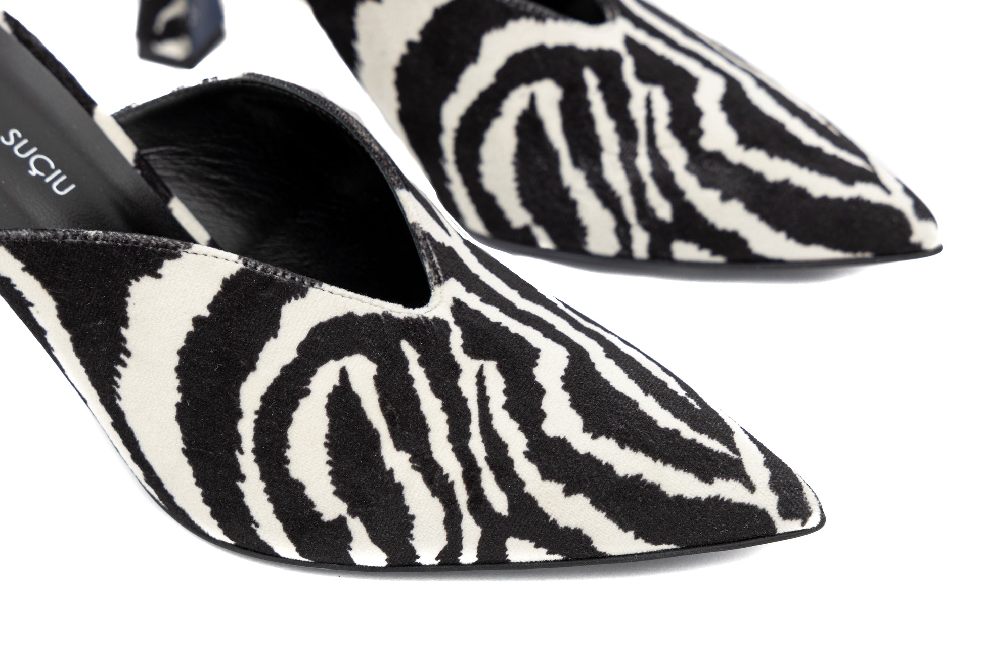 Mules Fly Cosmina Suçiu zebrate in velluto bianco e nero con punta affusolata e tacco basso 5 cm.