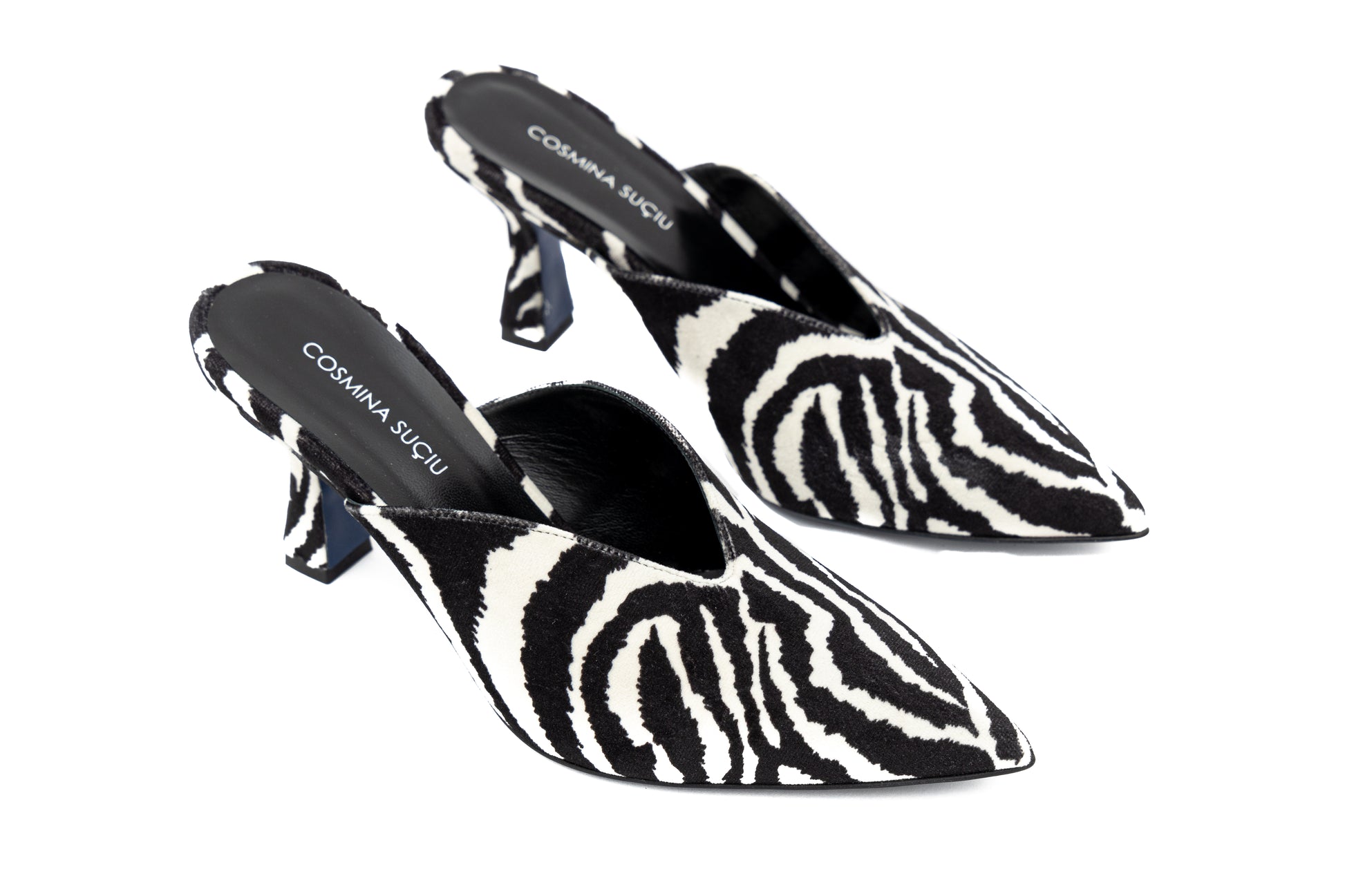 Mules Fly Cosmina Suçiu zebrate in velluto bianco e nero con punta affusolata e tacco basso 5 cm.