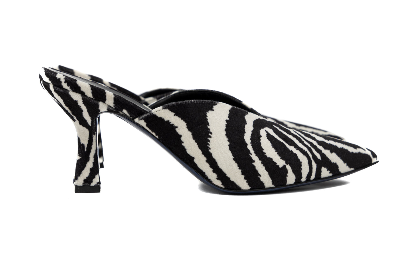 Mules Fly Cosmina Suçiu zebrate in velluto bianco e nero con punta affusolata e tacco basso 5 cm.