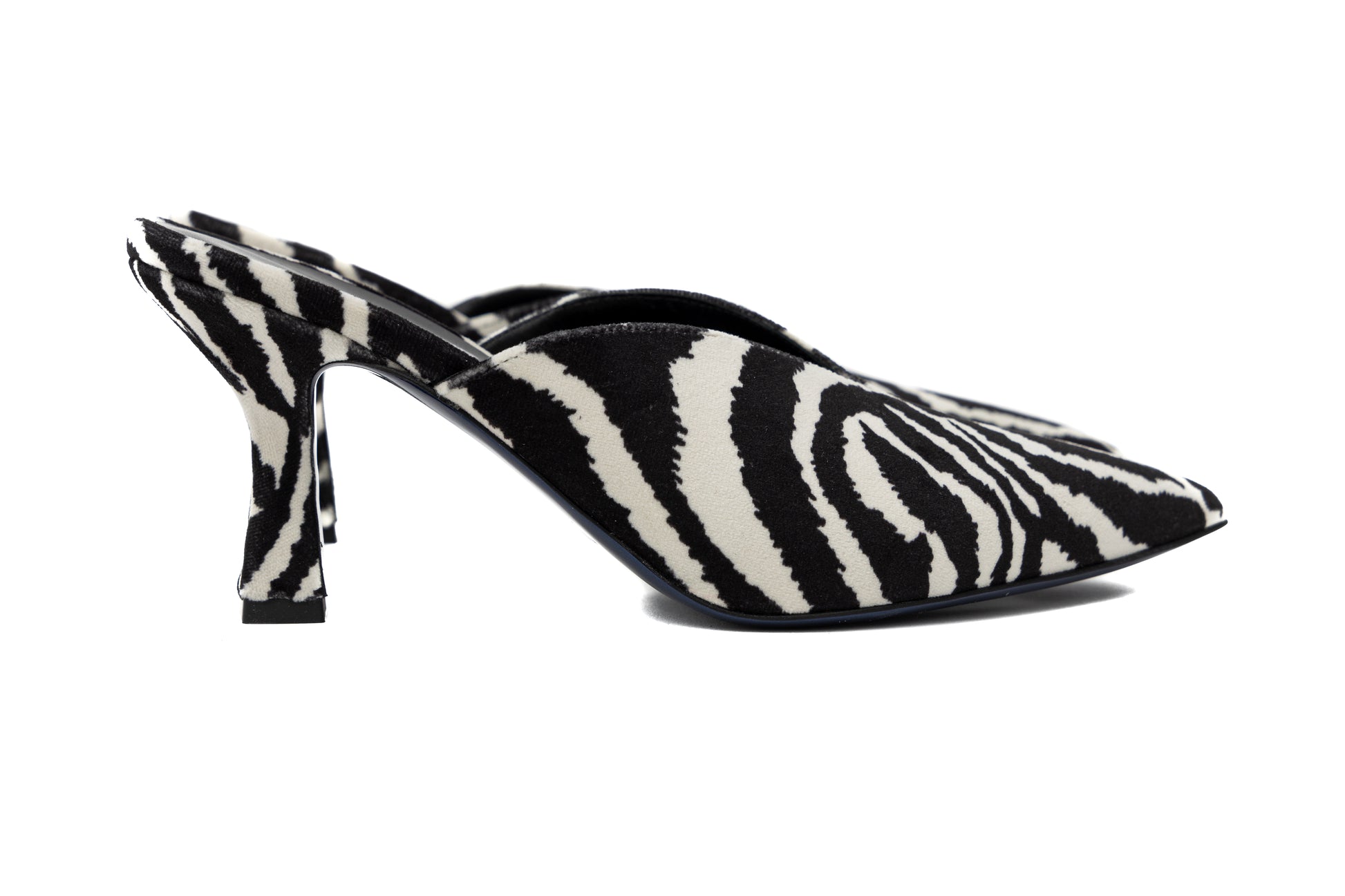 Mules Fly Cosmina Suçiu zebrate in velluto bianco e nero con punta affusolata e tacco basso 5 cm.