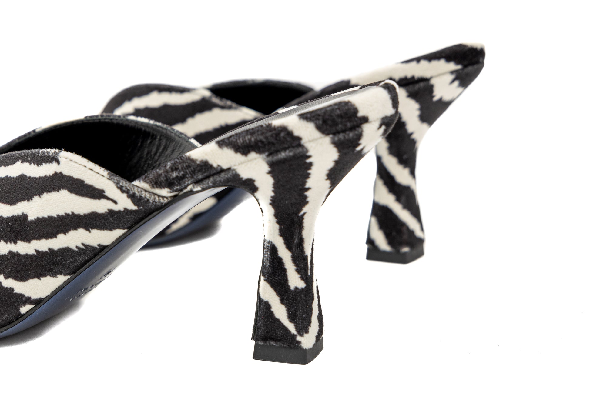Mules Fly Cosmina Suçiu zebrate in velluto bianco e nero con punta affusolata e tacco basso 5 cm.