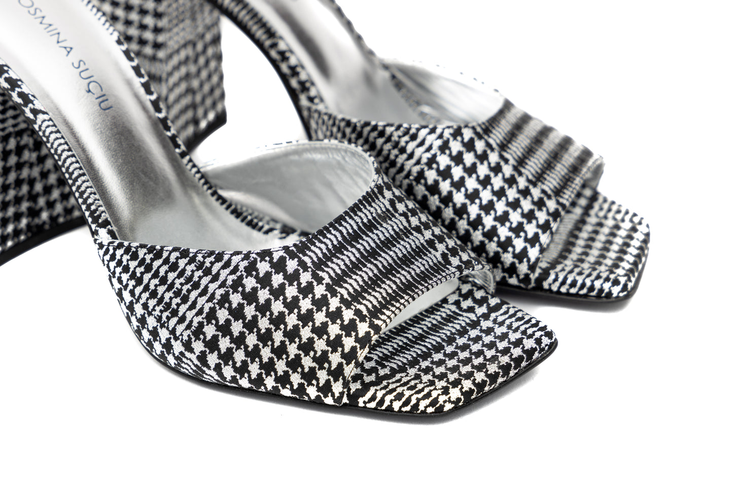 Mules Aura Cosmina Suçiu in tessuto pied de poule laminato argento/nero con tacco quadrato 9 cm.
