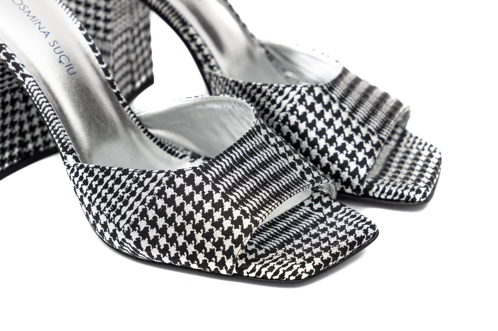 Mules Aura Cosmina Suçiu in tessuto pied de poule laminato argento/nero con tacco quadrato 9 cm.