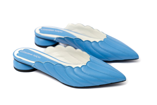 Mules Vanessa Cosmina Suçiu in pelle azzurro cielo con lavorazione a balze, profilo smerlato bianco e tacco basso 2 cm.
