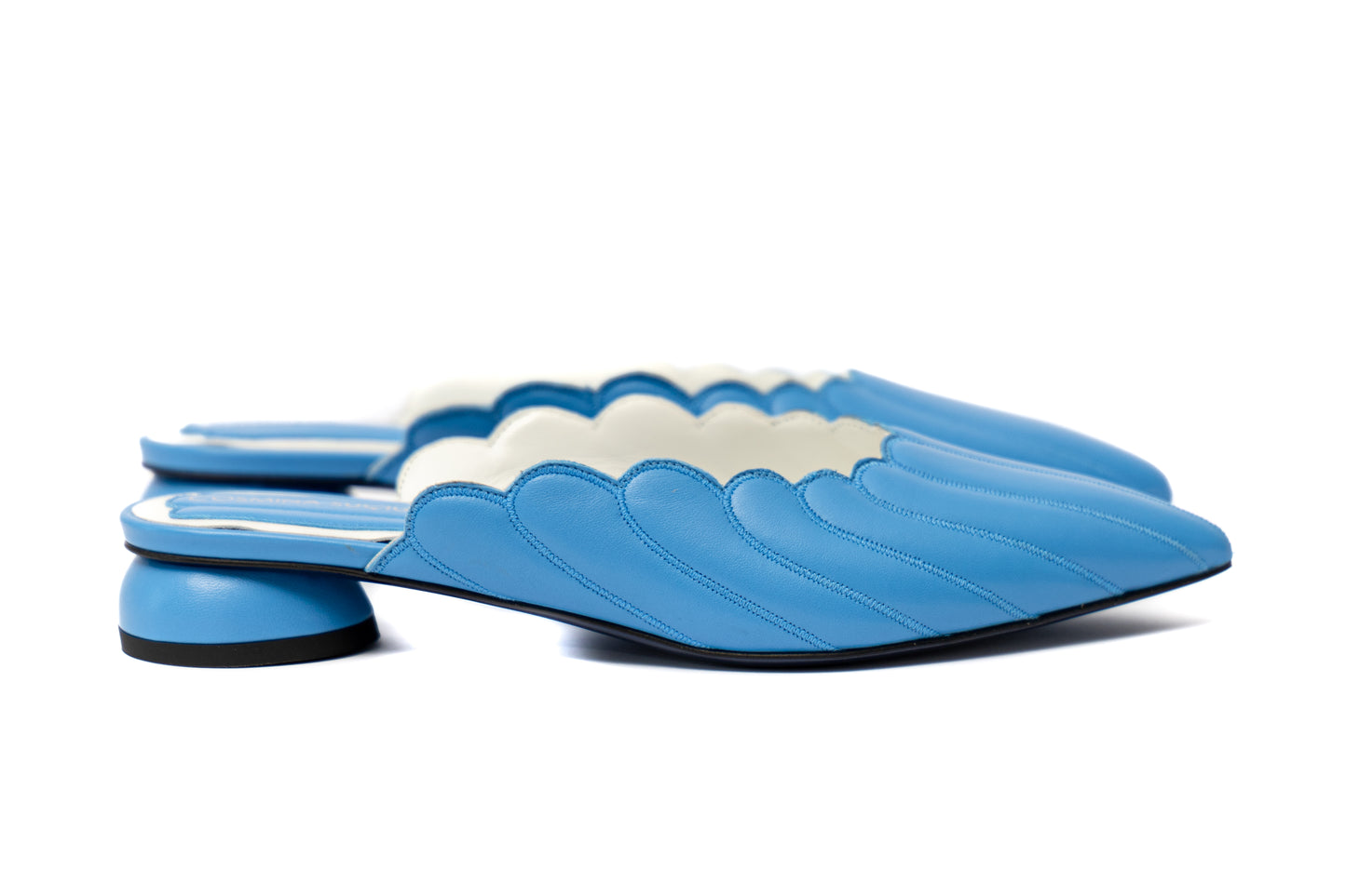 Mules Vanessa Cosmina Suçiu in pelle azzurro cielo con lavorazione a balze, profilo smerlato bianco e tacco basso 2 cm.