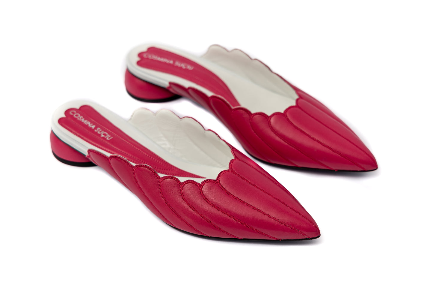 Mules Vanessa Cosmina Suçiu in pelle fucsia intenso con lavorazione a balze, profilo smerlato bianco e tacco basso 2 cm.