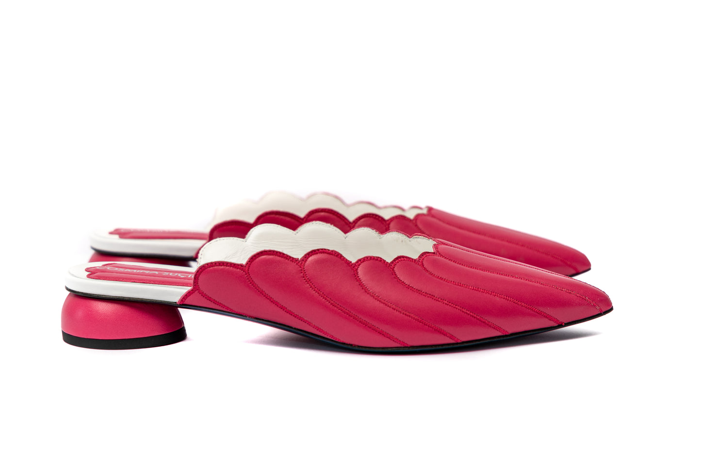 Mules Vanessa Cosmina Suçiu in pelle fucsia intenso con lavorazione a balze, profilo smerlato bianco e tacco basso 2 cm.