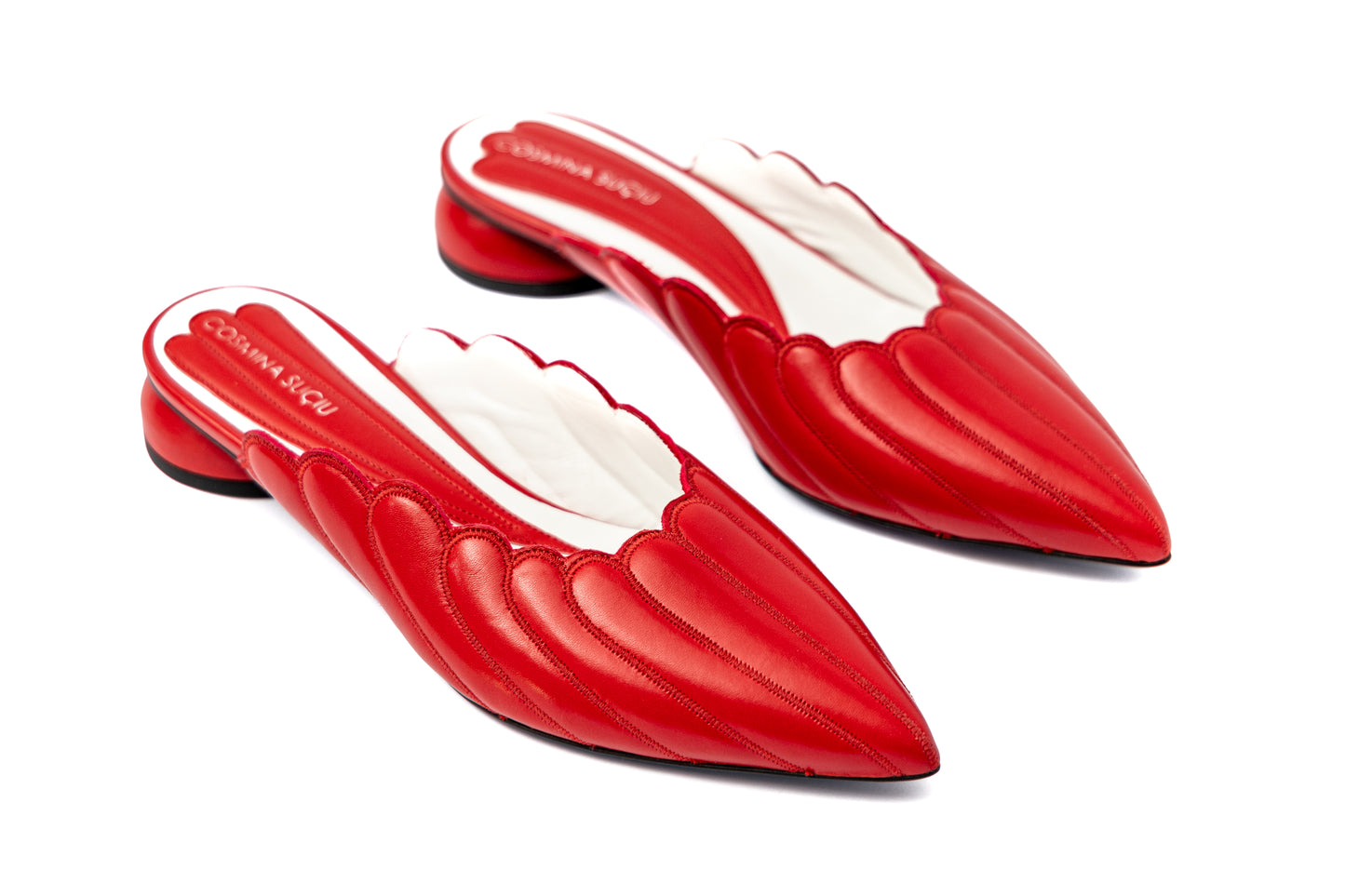 Mules Vanessa Cosmina Suçiu in pelle rosso intenso con lavorazione a balze, profilo smerlato bianco e tacco basso 2 cm.