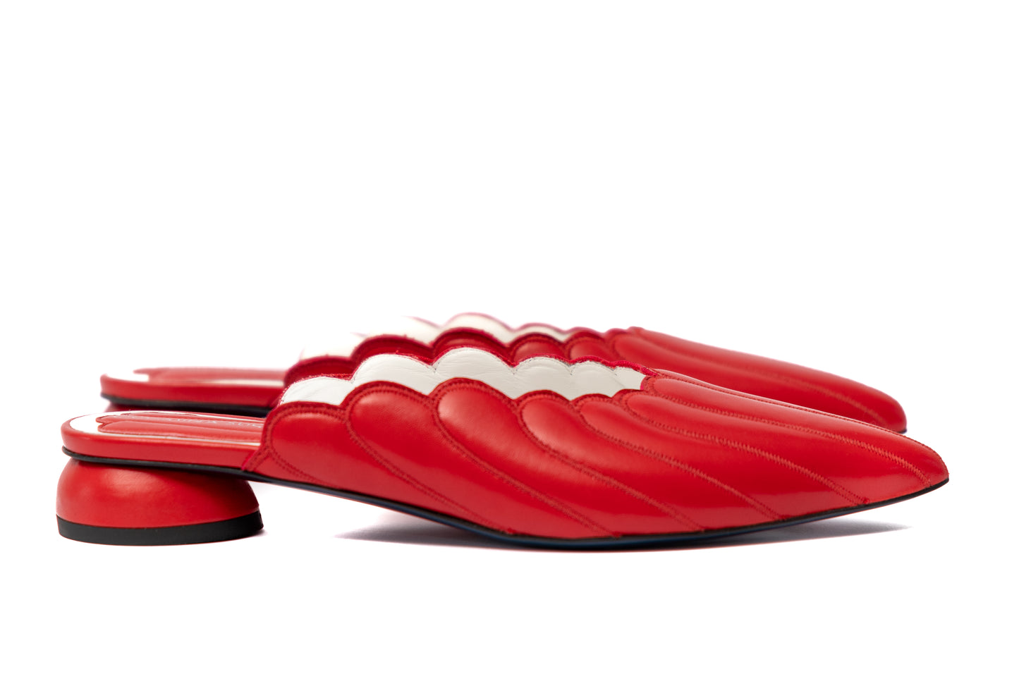 Mules Vanessa Cosmina Suçiu in pelle rosso intenso con lavorazione a balze, profilo smerlato bianco e tacco basso 2 cm.