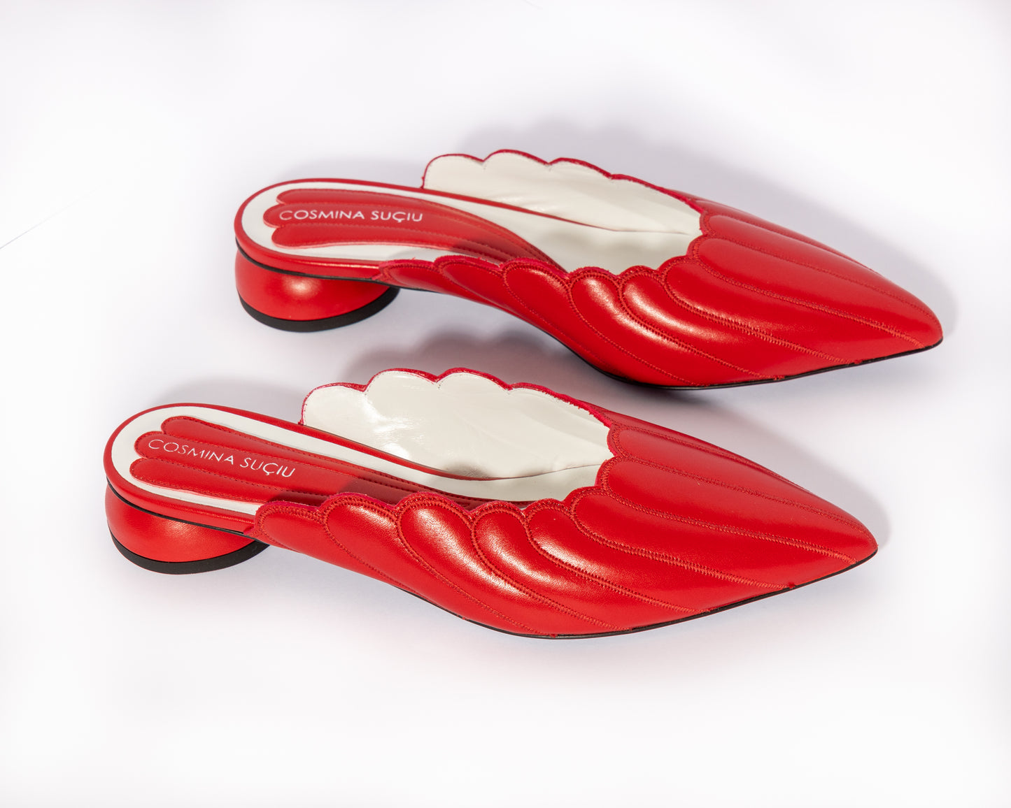 Mules Vanessa Cosmina Suçiu in pelle rosso intenso con lavorazione a balze, profilo smerlato bianco e tacco basso 2 cm.