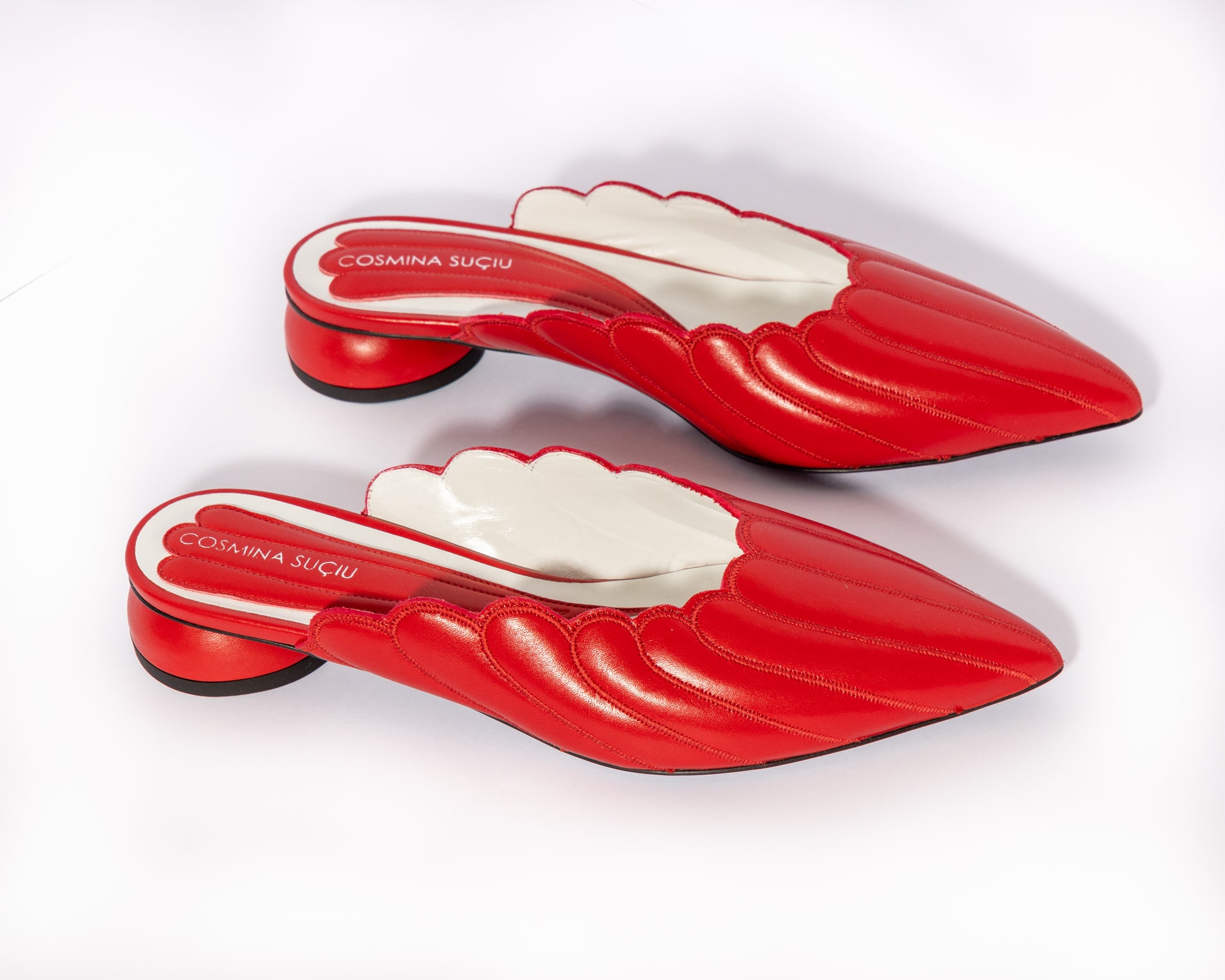 Mules Vanessa Cosmina Suçiu in pelle rosso intenso con lavorazione a balze, profilo smerlato bianco e tacco basso 2 cm.