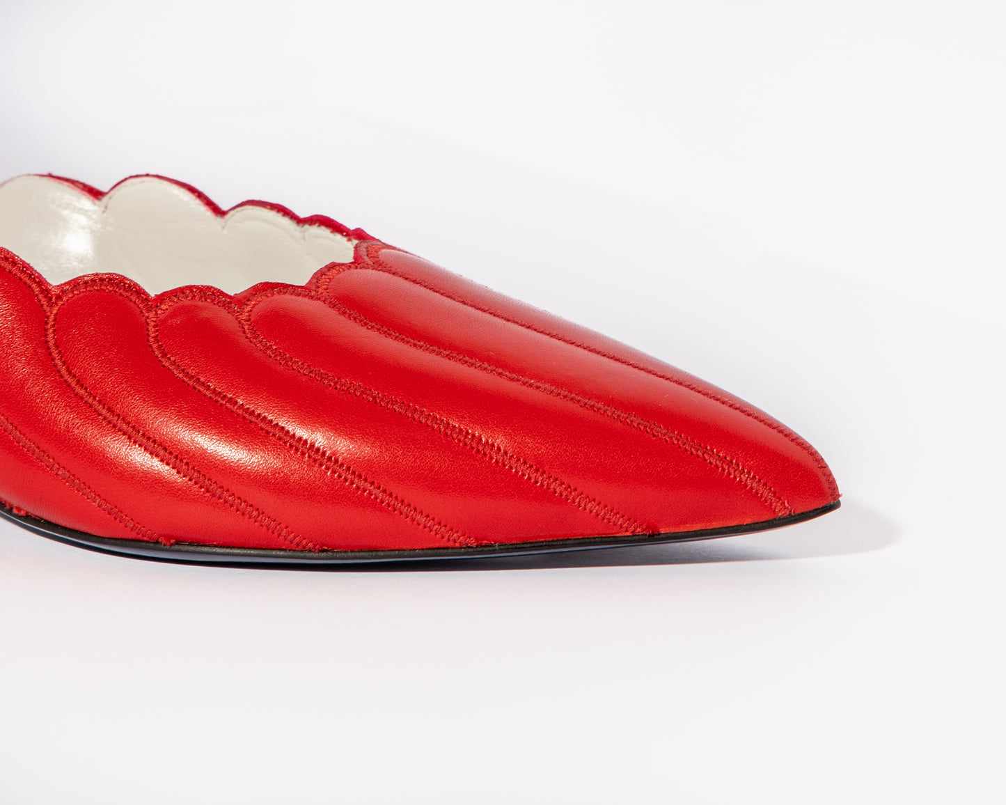 Mules Vanessa Cosmina Suçiu in pelle rosso intenso con lavorazione a balze, profilo smerlato bianco e tacco basso 2 cm.