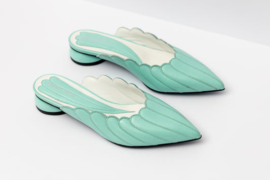 Mules Vanessa Cosmina Suçiu in pelle verde menta con lavorazione a balze, profilo smerlato bianco e tacco basso 2 cm.