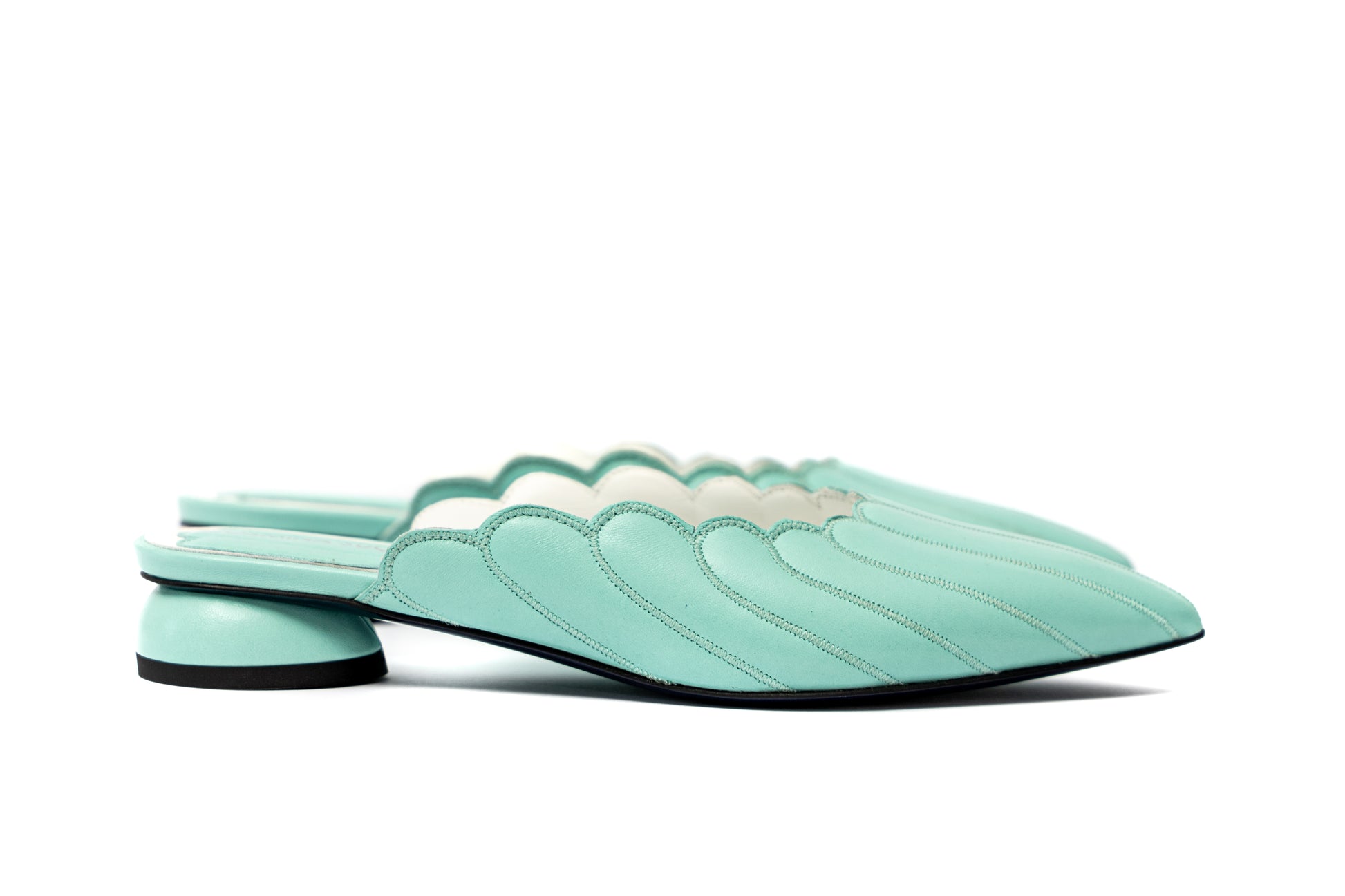 Mules Vanessa Cosmina Suçiu in pelle verde menta con lavorazione a balze, profilo smerlato bianco e tacco basso 2 cm.