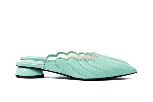 Mules Vanessa Cosmina Suçiu in pelle verde menta con lavorazione a balze, profilo smerlato bianco e tacco basso 2 cm.