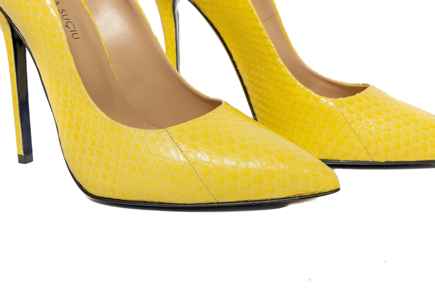 Décolleté Cassis Cosmina Suçiu giallo in pelle Ayers con tacco stiletto 120 mm.